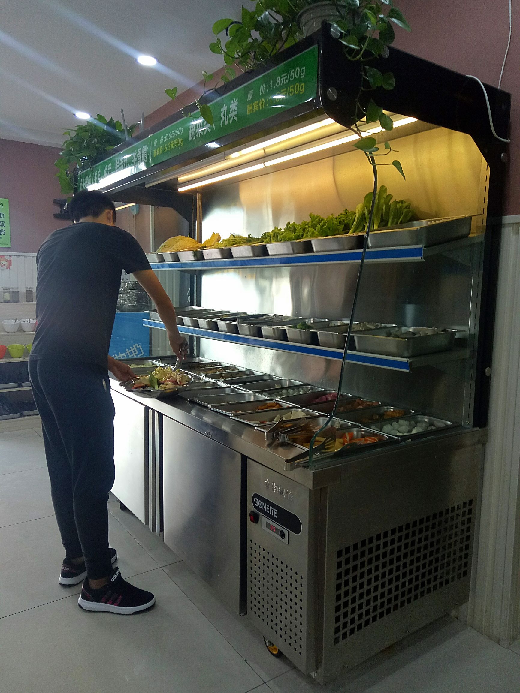 在一家店吃东西,在一家店吃到三种火锅