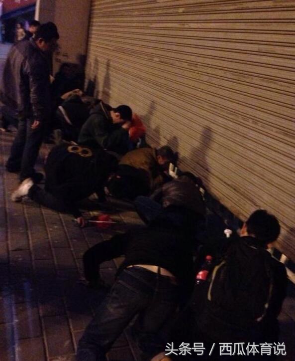 球队大败老大爷遭气昏，他们是真心喜欢足球！