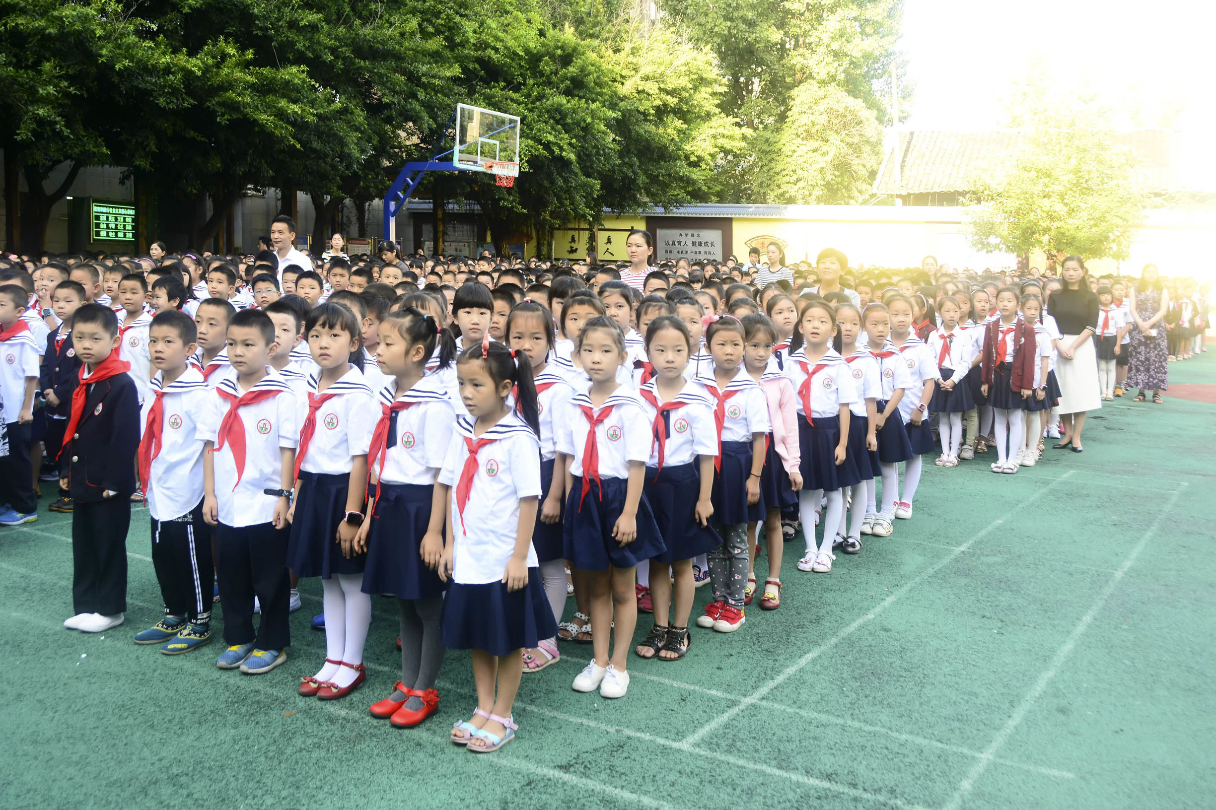 巴州三小学升国旗,三小升国旗仪式