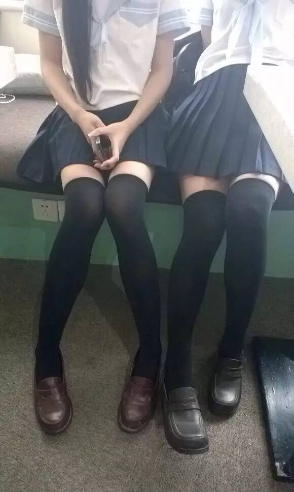 绝对领域的福利：过膝袜与短裙之间的那一抹暖色