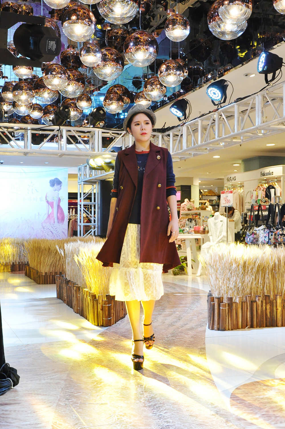 麦步远东开放式秀场,金色麦田间解锁最全秋季穿搭