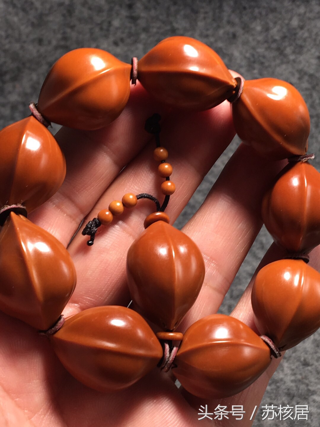 橄榄核手串越玩越黑,橄榄手串盘玩半年有玻璃化了