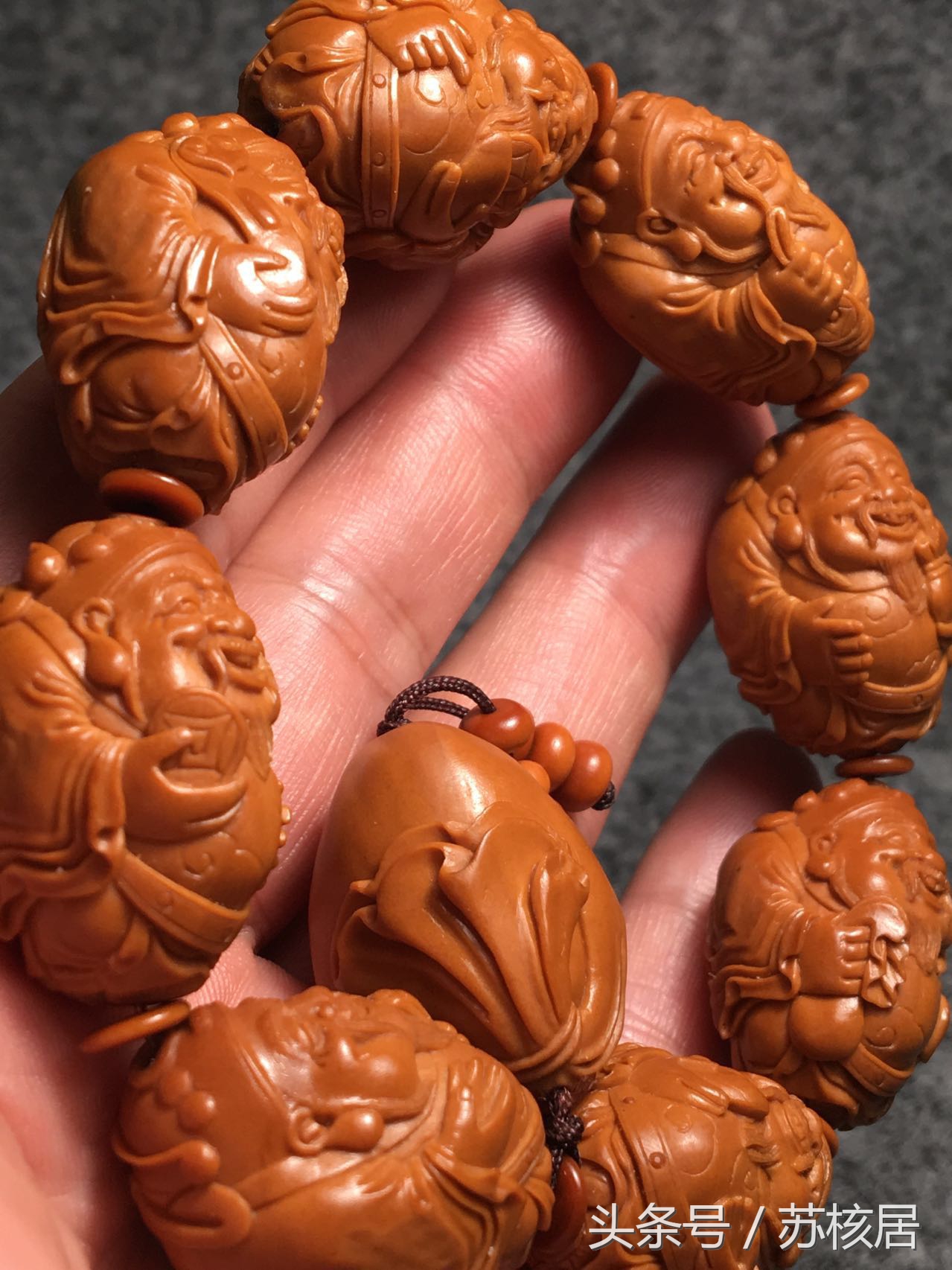 橄榄核手串越玩越黑,橄榄手串盘玩半年有玻璃化了