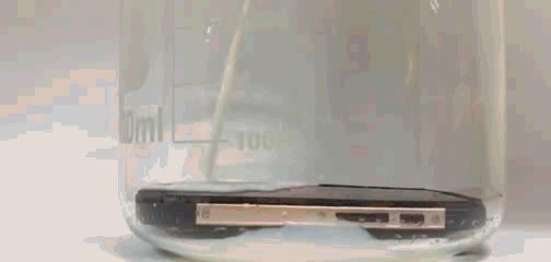 国外网友作死实验,手机泡水一天一夜测试