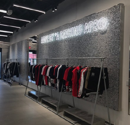 不甘做支线争上位？Aape洛杉矶新店要从Supreme碗里抢钱？