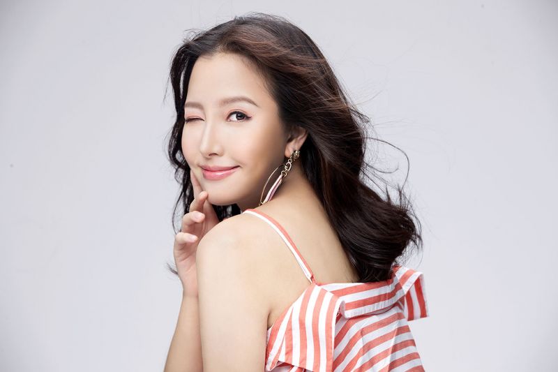 粉色眼影双重奏，用眼眉色调+线条决定时尚表情！