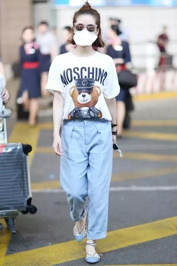 唐嫣的包包里放着一把大镜子,唐嫣背的小方盒子包包