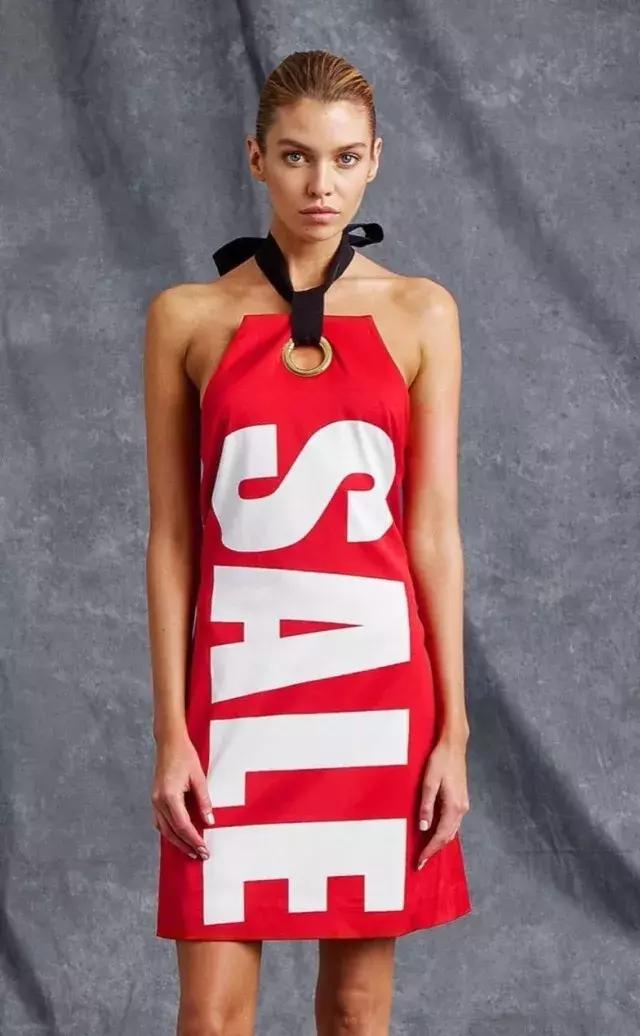 唐嫣的包包里放着一把大镜子,唐嫣背的小方盒子包包