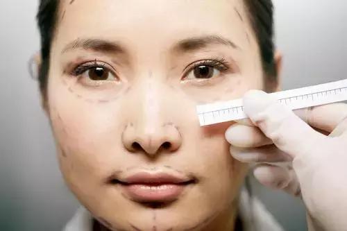 脸长高颧骨怎么改善,年纪大颧骨变高突出了