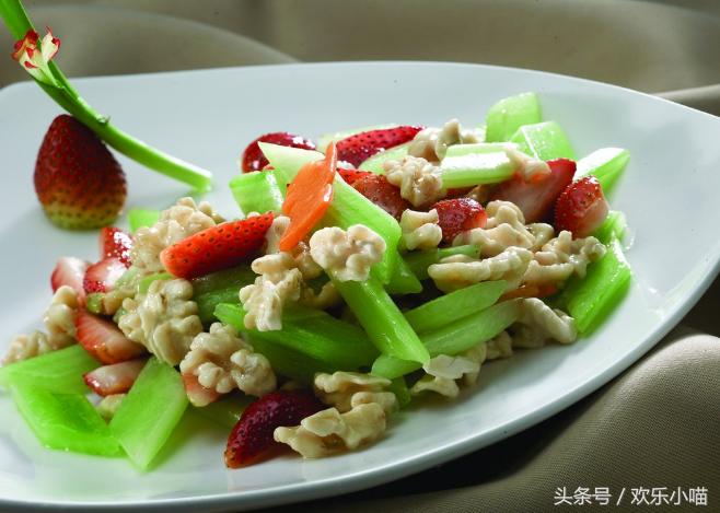 给朋友寄了箱绿皮核桃，他说这水果太苦了！吃完牙齿嘴唇还发黑！