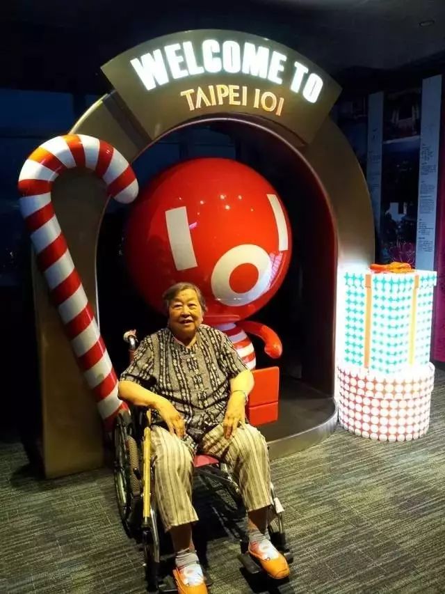 我和我的家人一起去环游北京,37岁的妈妈带着女儿环游北京