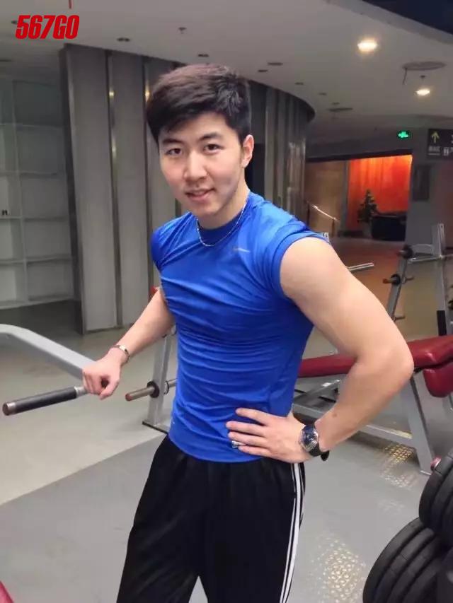 从弱不禁风的瘦高个通过学健身教练闯进CBBA世锦赛用了3年时间