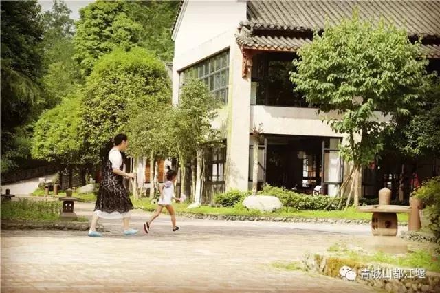 四川旅游一条很直的公路,四川唯一一条有路灯的高速公路