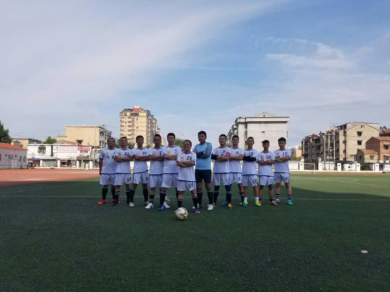 怎样才能去踢足球比赛,业余足球怎么提升自己