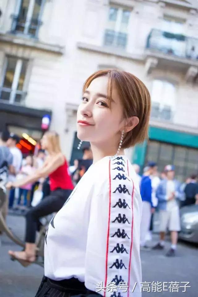 刘亦菲周冬雨出发巴黎时装周,国庆一定要出去浪