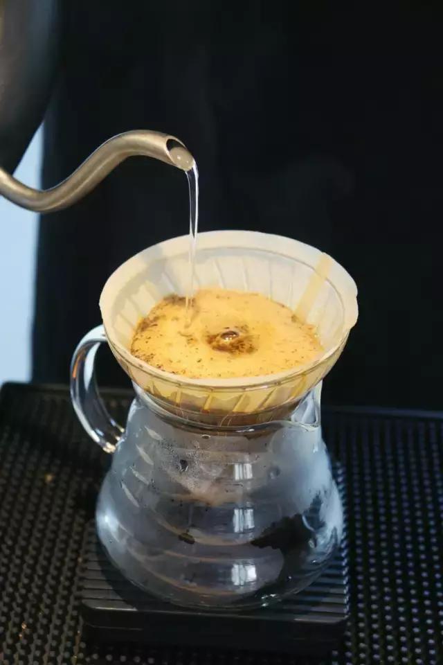 一杯咖啡的时间打动一个人,喝一杯咖啡慢慢品味人生