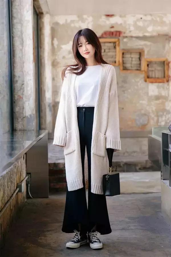 毛衣开衫怎么搭配衣服好看,暗红色开衫和浅蓝色开衫哪个好看