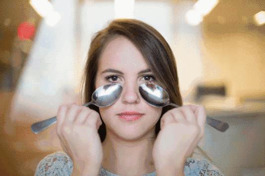 黑眼圈或眼袋很重？20几岁的年纪怎么办？