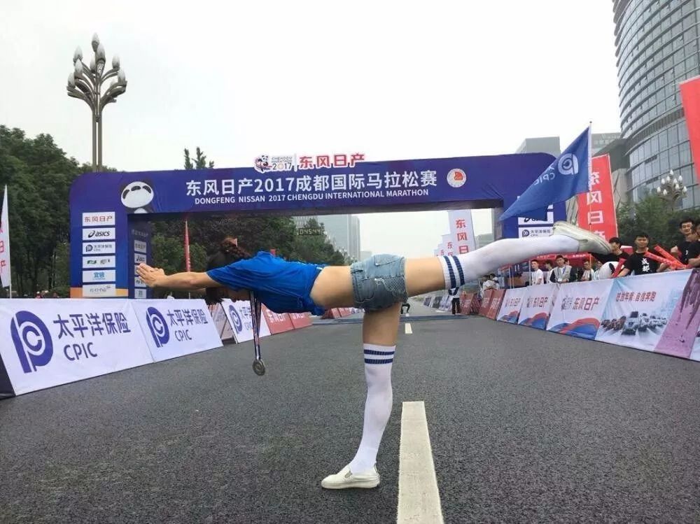 成都女子马拉松比赛视频,国际女子马拉松视频