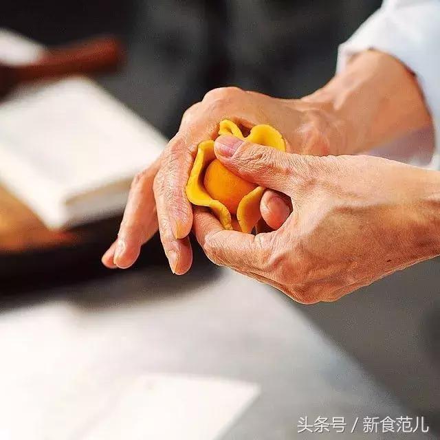 鄙视链顶端的奶黄月饼，香港名厨盲测打几分？