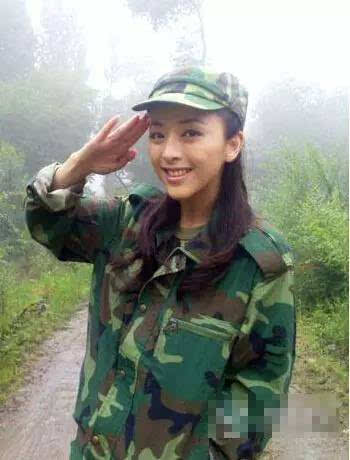 军训检验颜值：娜扎素颜令人惊艳王俊凯晒黑帅气不减