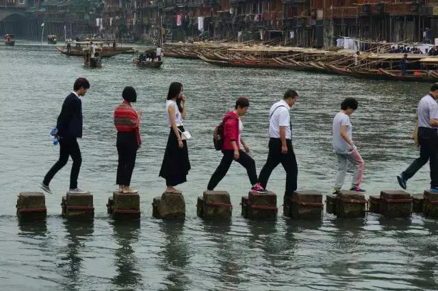 《景区包场指南》：如何在人肉堆里拍出“空无一人”的照片？