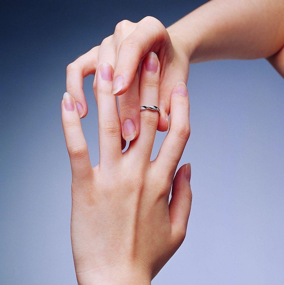 戒指取不下来要怎么办,戒指取不下来手肿怎么办