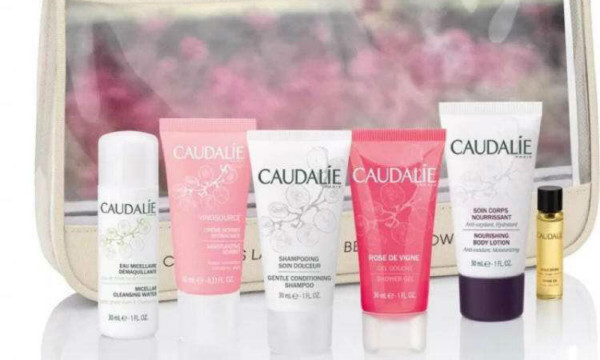 旅游带什么化妆包合适,旅行包旅游必备单品