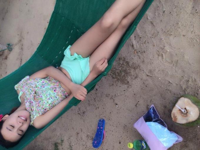 在三亚的沙滩上晒太阳,三亚海边晒太阳