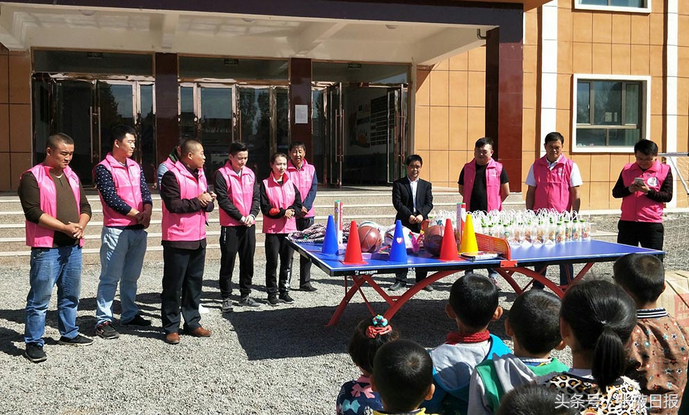 暖流志愿者,志愿者慰问贫困学生送爱心送温暖