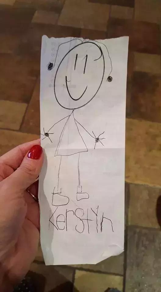 他是一名超市检票员,却依靠神奇画风,给大家带来快乐