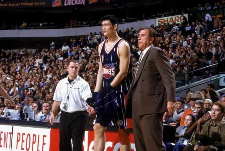 姚明火箭队球衣退役演讲,姚明球衣退役纪录片