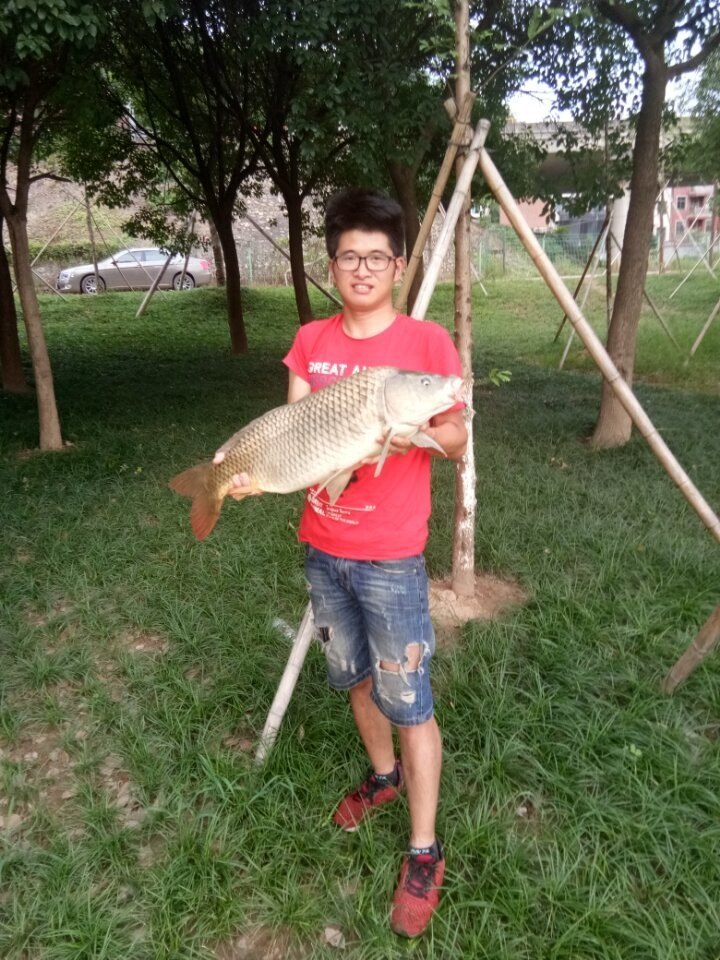 野钓三十斤大鲤鱼,小伙钓100斤大鱼视频