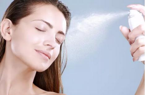 不需要任何定妆喷雾,只用一次定妆喷雾