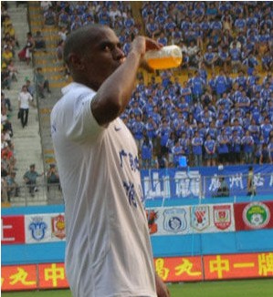 踢足球喝什么,踢足球一天喝多少水合适