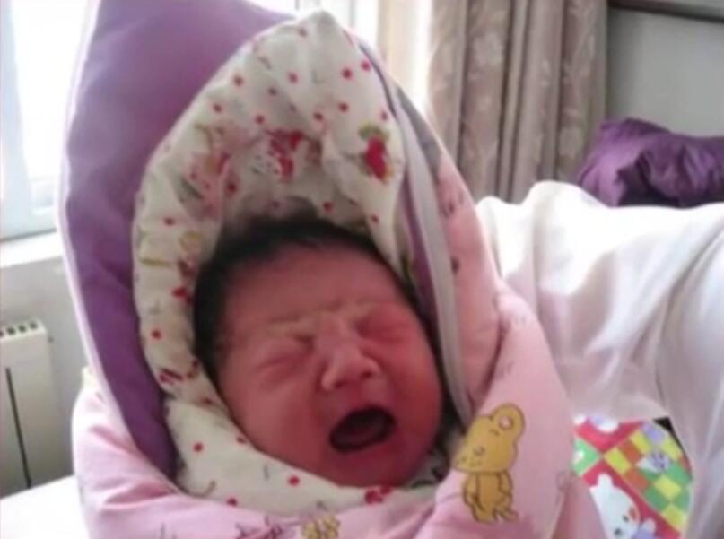 身怀9个月孕妈意外遭遇火灾,舍身跳进池塘,保护肚子里的孩子