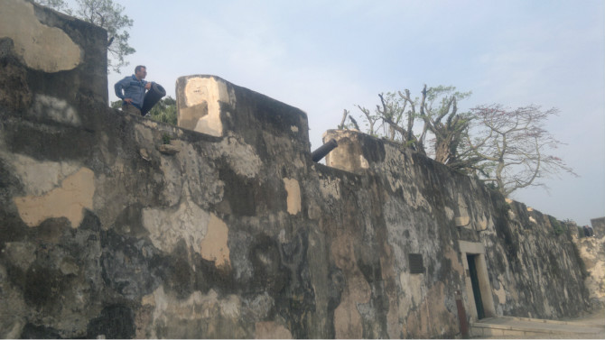 澳门大三巴牌坊大炮台对准哪里,澳门大三巴牌坊大炮台