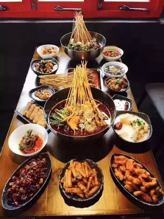 海归老板放弃百万年薪，怒倒600份汤底为找纯正的成都串串味道