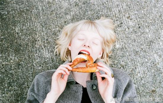 做了烤瓷牙还能换活动义齿吗,做了烤瓷牙还能戴矫正牙套吗