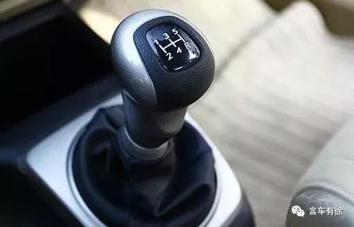 汽车挂倒挡报警怎么回事,汽车挂倒挡哪些会反转