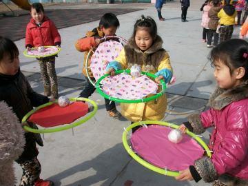 幼儿园自制体育器械有哪些,幼儿园自制户外体育器械手脚并用