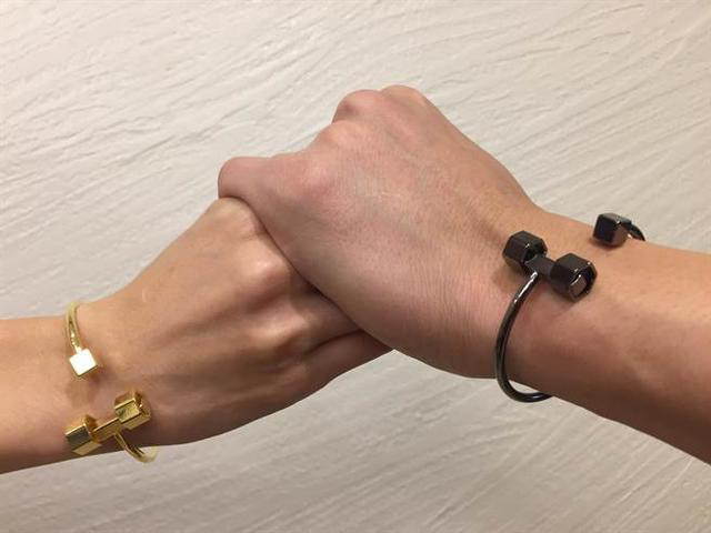 被公公批评衬衣领子太低，何润东太太顽皮应对，公公大喊