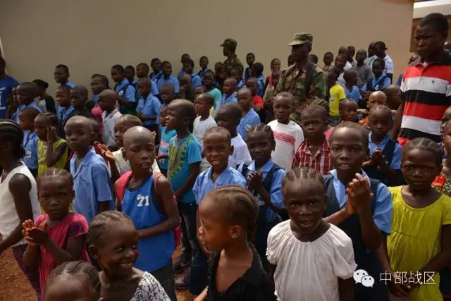 赴马里维和部队开展援助,中国赴黎维和官兵帮助当地学校