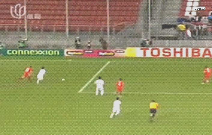 曾经与梅西抢首发的中国球员,比肩梅西的天才