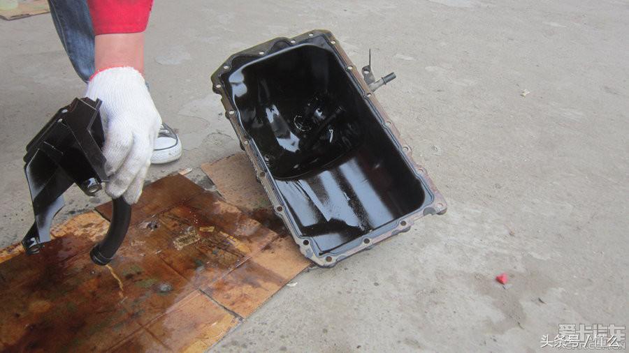 宝马320I大修发动机解决严重烧机油、冒蓝烟、尾气发臭问题