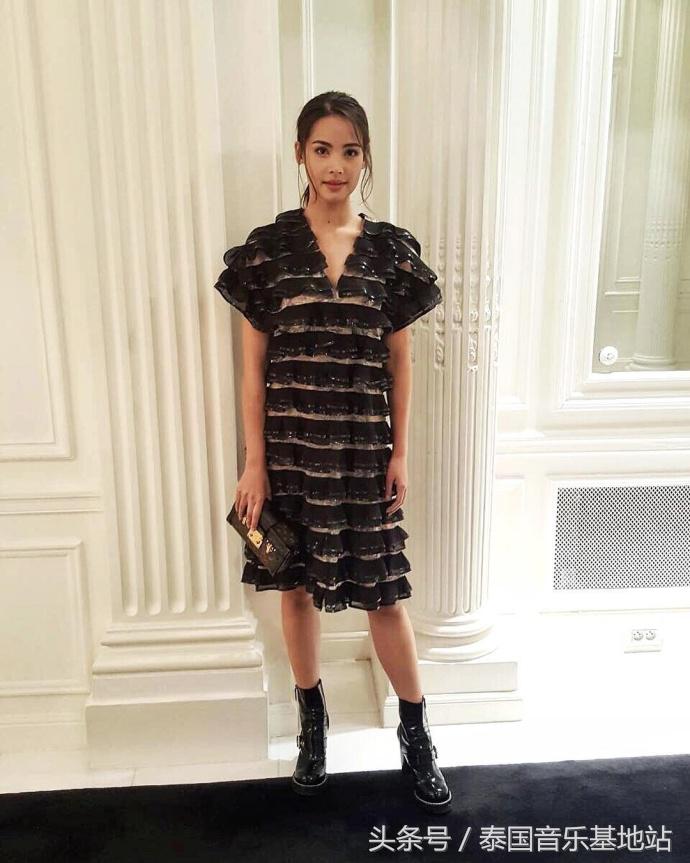 泰国知名女星YAYA赴巴黎征战LV时装秀黑色波浪裙变身时尚新宠儿
