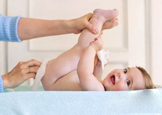 新生女宝宝分泌白色奶状物,出生30天的宝宝分泌白色分泌物