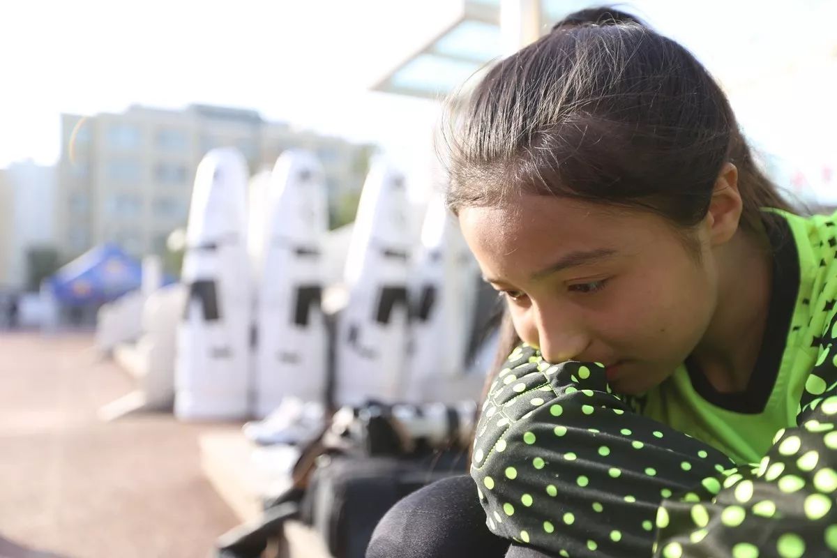 *疆新**校园足球涌现出美女门神素颜不输迪丽热巴赛场不惧男足小将