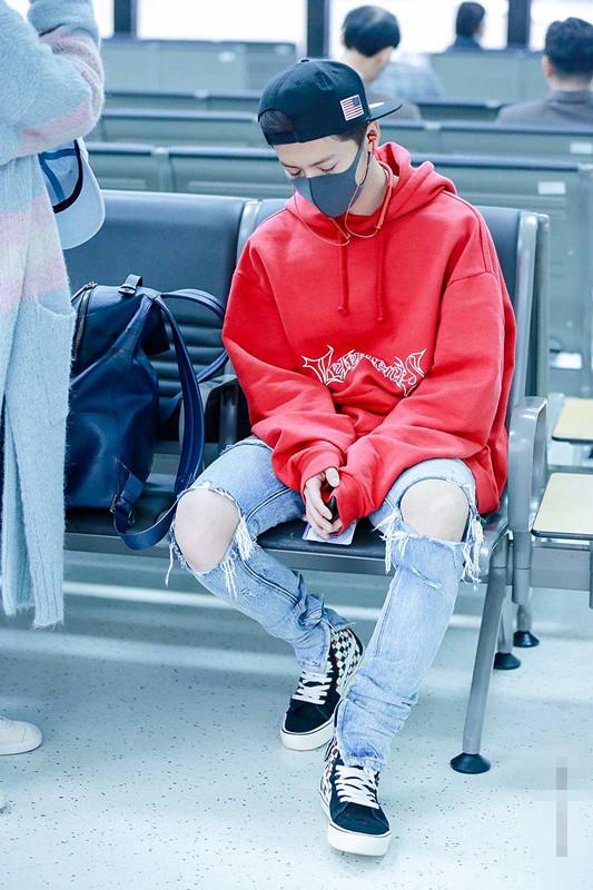 关晓彤和鹿晗戴同款口罩，穿衣品味方面也有同样的爱好！