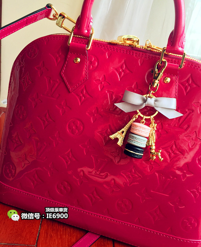 年入百万美女主播欧洲疯狂购买大牌包包，看完觉得她有钱好任性!